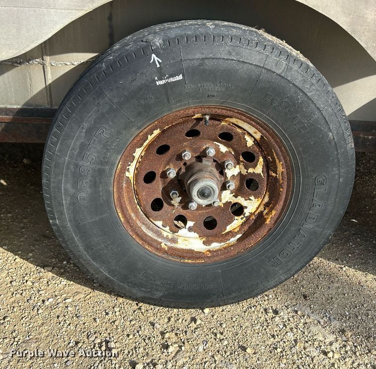 image for item DQ1041 2000 Chaparral  livestock trailer