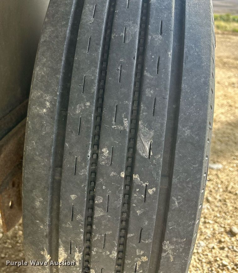 image for item DQ1041 2000 Chaparral  livestock trailer