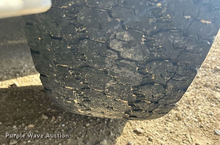 image for item DQ1041 2000 Chaparral  livestock trailer