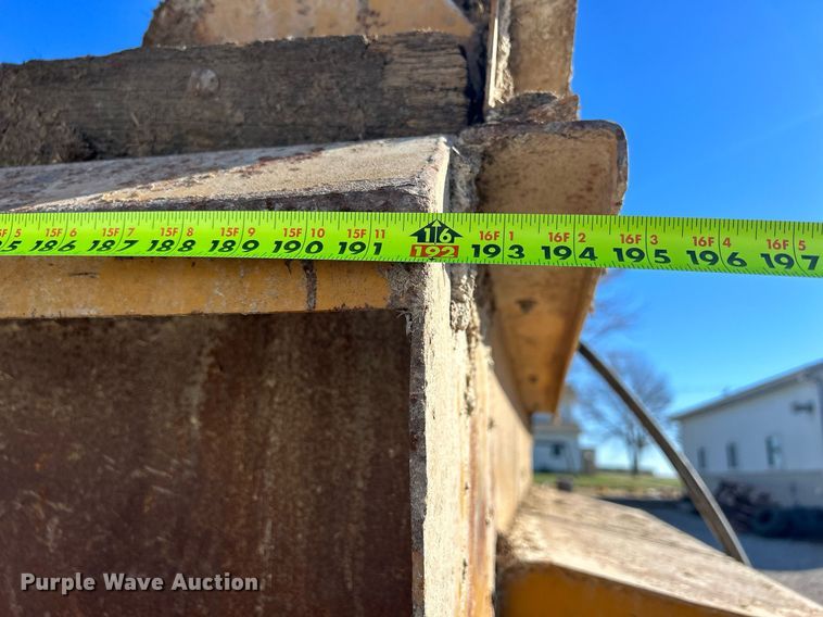 image for item DQ1048 Knight 8024  manure spreader