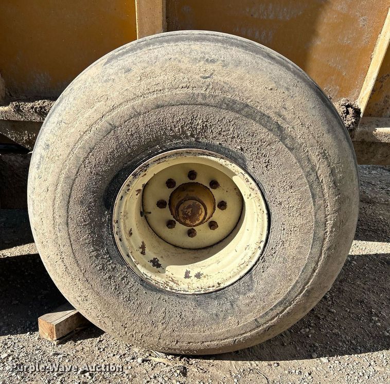 image for item DQ1048 Knight 8024  manure spreader