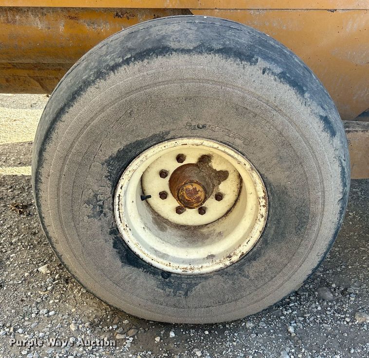 image for item DQ1048 Knight 8024  manure spreader