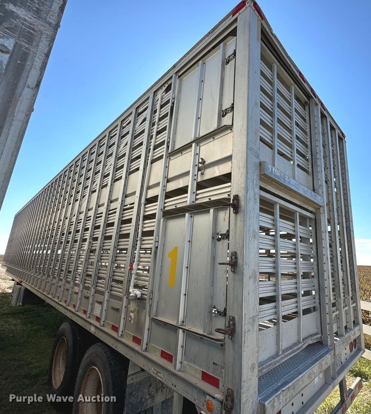 image for item DQ1476 2004 M&W  livestock trailer