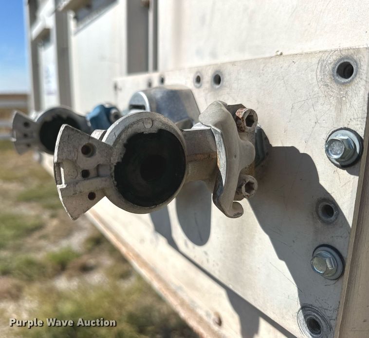 image for item DQ1476 2004 M&W  livestock trailer