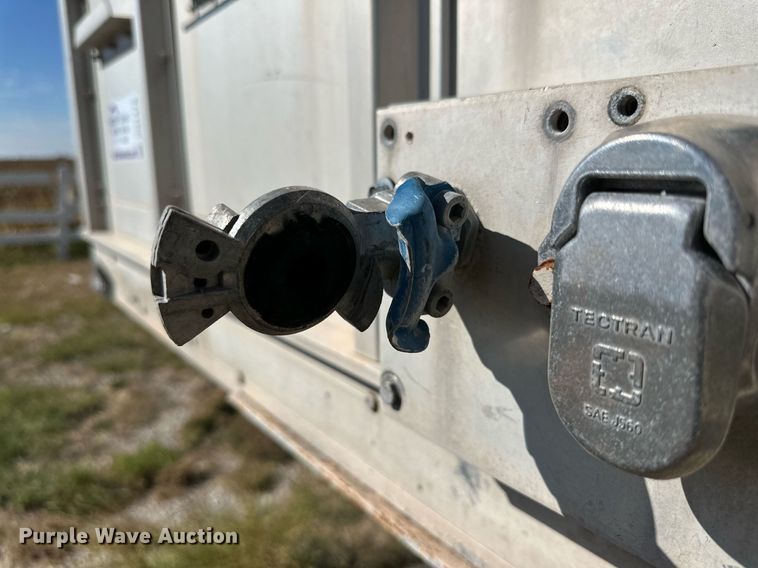 image for item DQ1476 2004 M&W  livestock trailer