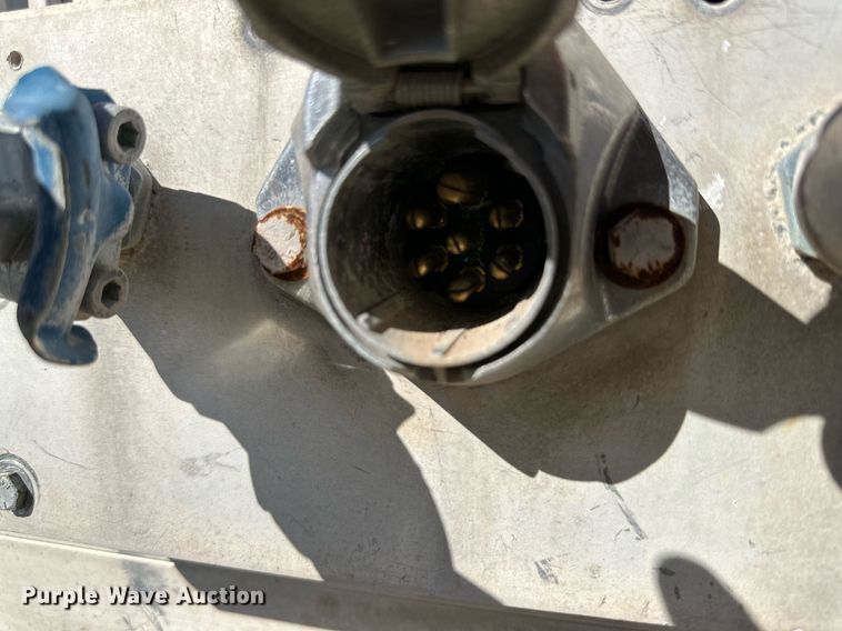 image for item DQ1476 2004 M&W  livestock trailer