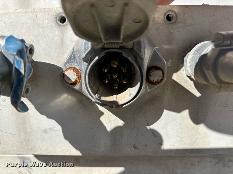 image for item DQ1476 2004 M&W  livestock trailer