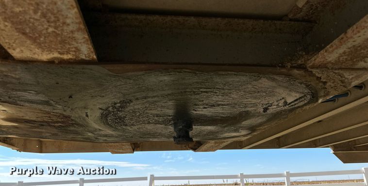 image for item DQ1476 2004 M&W  livestock trailer