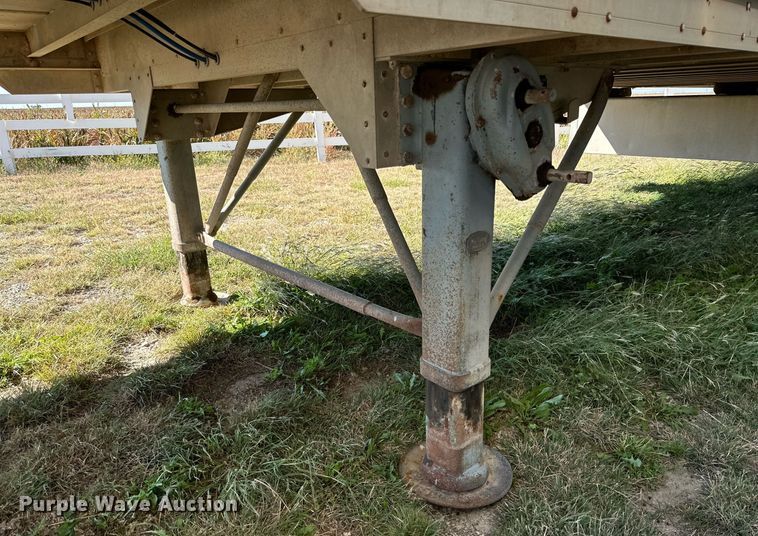 image for item DQ1476 2004 M&W  livestock trailer