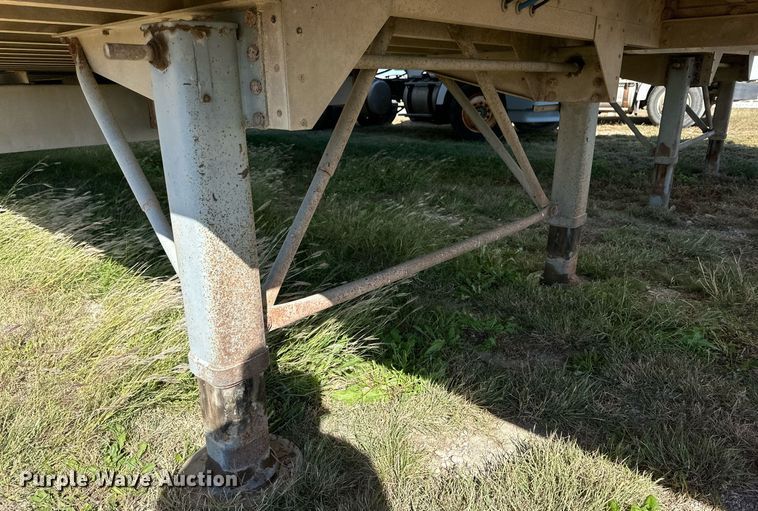 image for item DQ1476 2004 M&W  livestock trailer