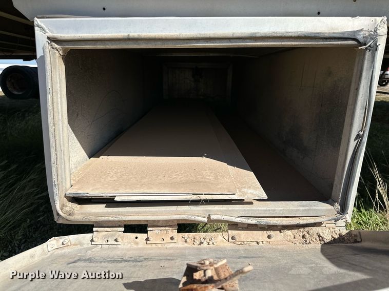 image for item DQ1476 2004 M&W  livestock trailer