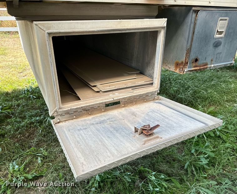 image for item DQ1476 2004 M&W  livestock trailer