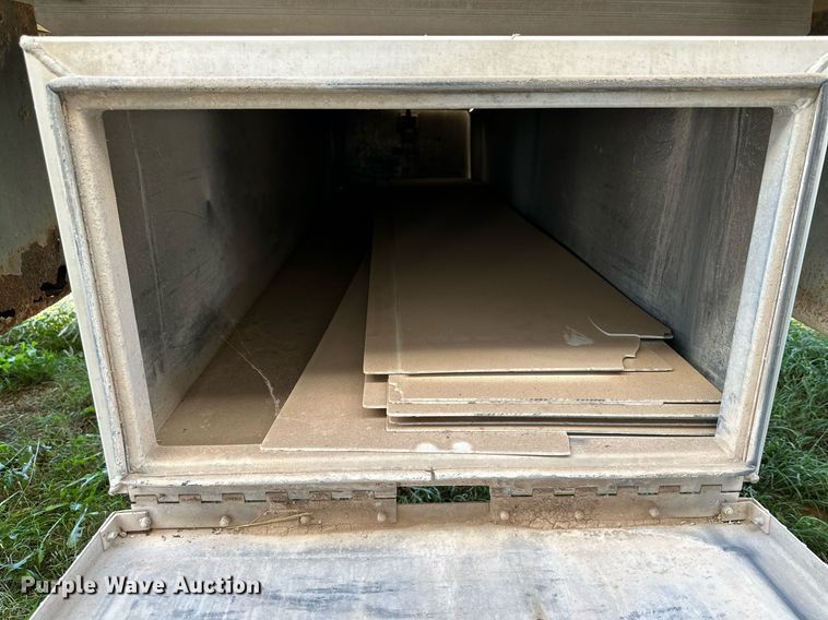 image for item DQ1476 2004 M&W  livestock trailer