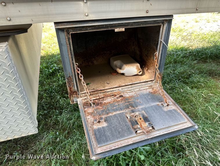 image for item DQ1476 2004 M&W  livestock trailer