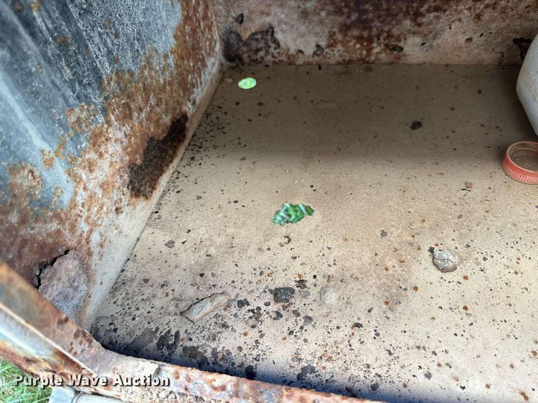 image for item DQ1476 2004 M&W  livestock trailer