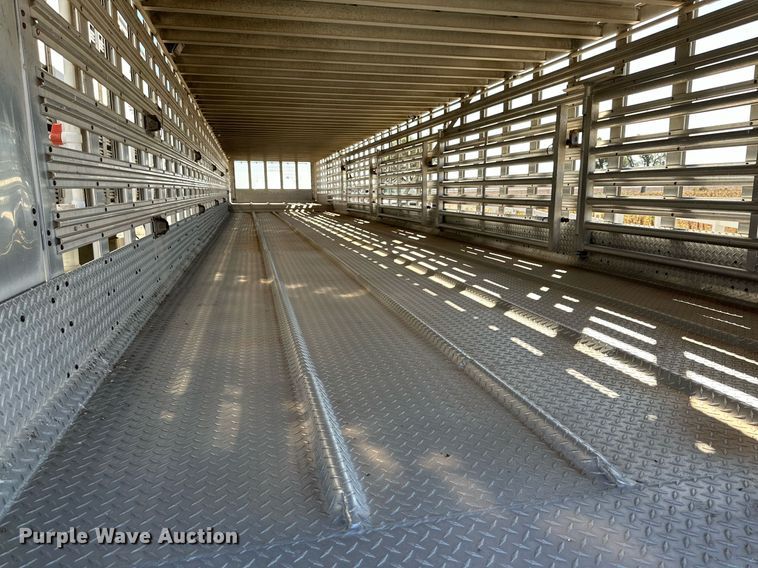 image for item DQ1476 2004 M&W  livestock trailer