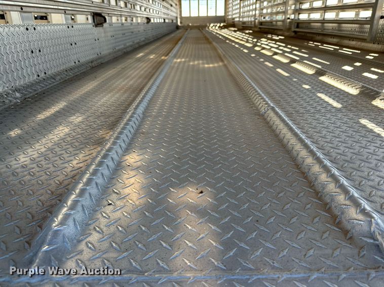 image for item DQ1476 2004 M&W  livestock trailer