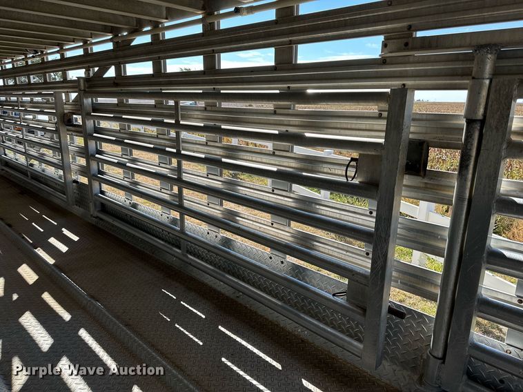 image for item DQ1476 2004 M&W  livestock trailer