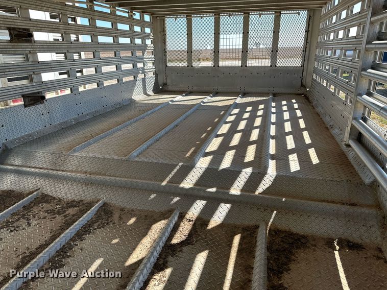 image for item DQ1476 2004 M&W  livestock trailer