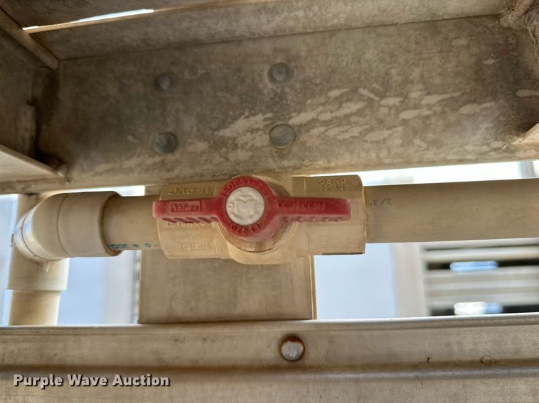 image for item DQ1476 2004 M&W  livestock trailer