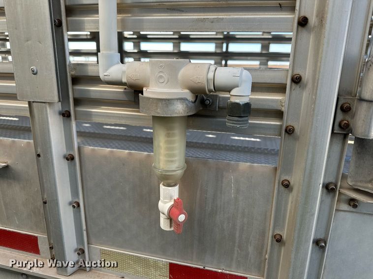 image for item DQ1476 2004 M&W  livestock trailer