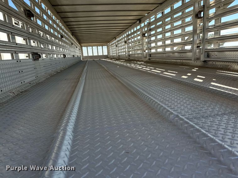 image for item DQ1476 2004 M&W  livestock trailer