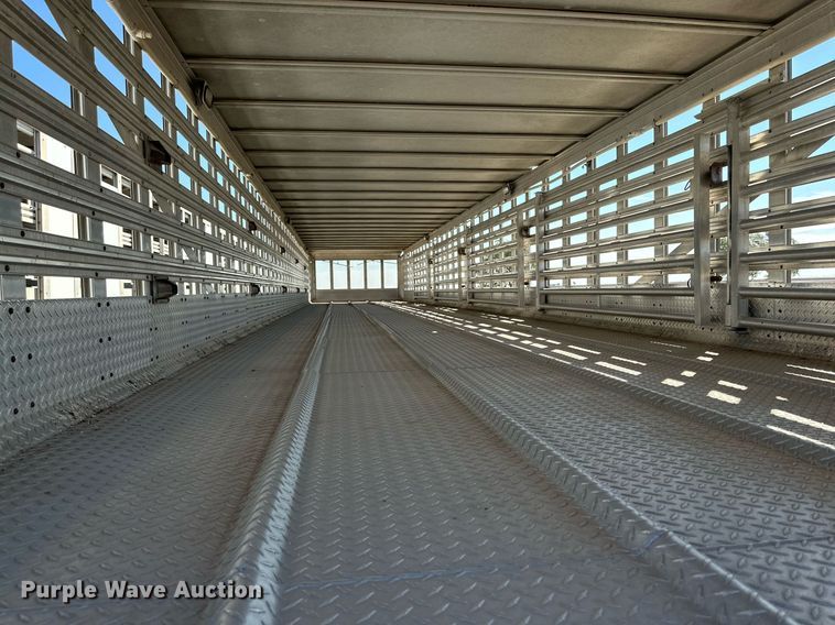 image for item DQ1476 2004 M&W  livestock trailer