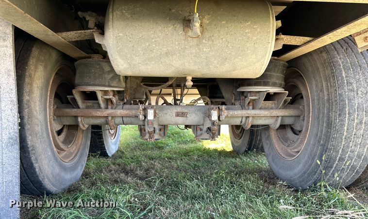 image for item DQ1476 2004 M&W  livestock trailer