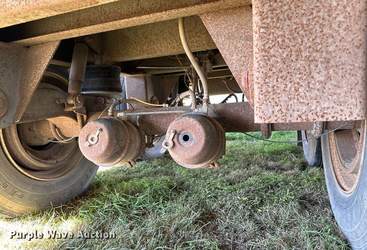 image for item DQ1476 2004 M&W  livestock trailer