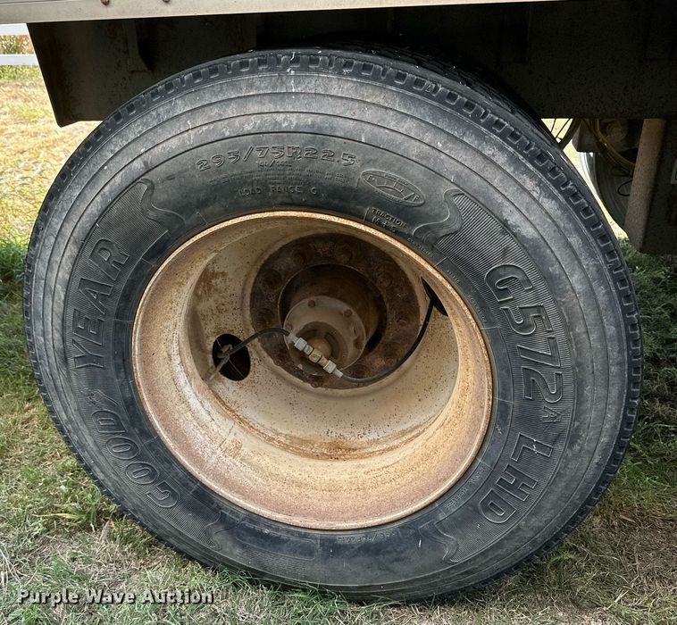 image for item DQ1476 2004 M&W  livestock trailer