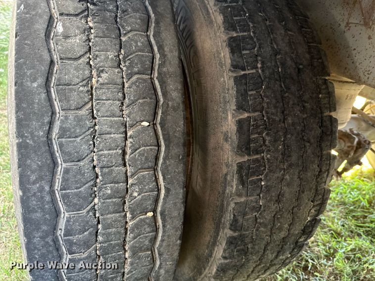 image for item DQ1476 2004 M&W  livestock trailer