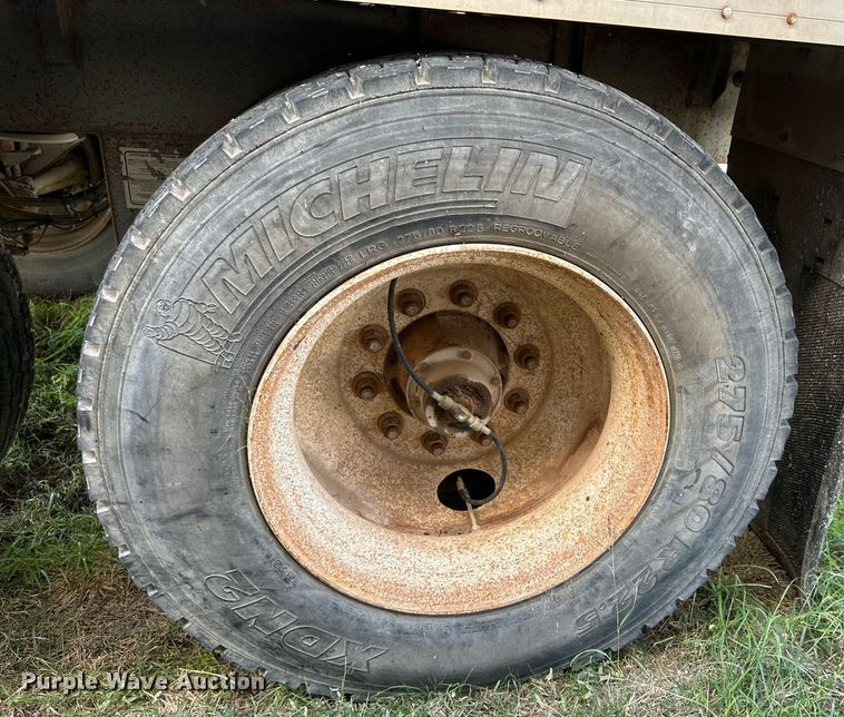 image for item DQ1476 2004 M&W  livestock trailer