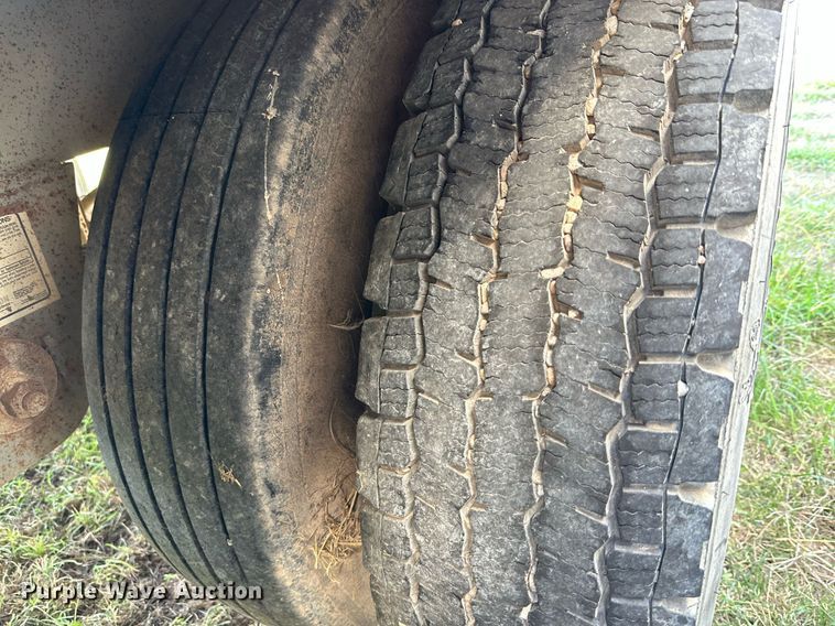 image for item DQ1476 2004 M&W  livestock trailer