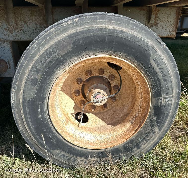 image for item DQ1476 2004 M&W  livestock trailer