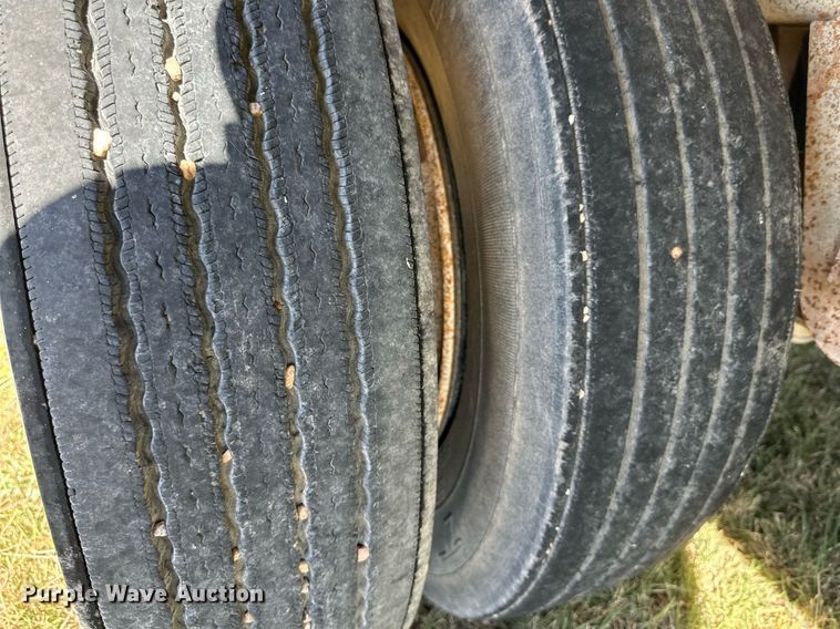 image for item DQ1476 2004 M&W  livestock trailer