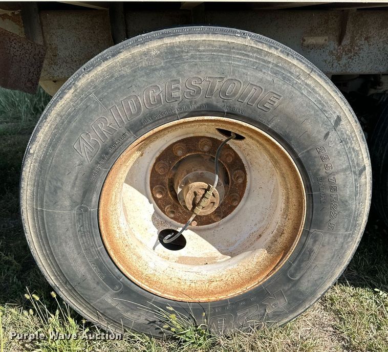 image for item DQ1476 2004 M&W  livestock trailer