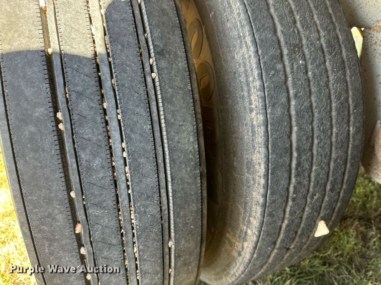 image for item DQ1476 2004 M&W  livestock trailer