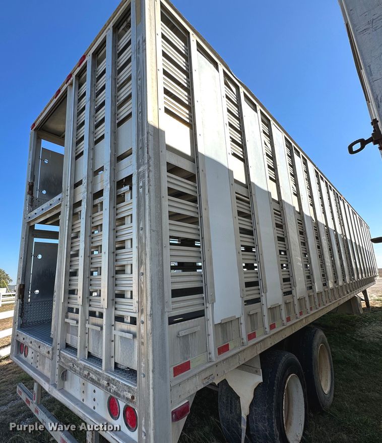 image for item DQ1477 2004 M&W  livestock trailer