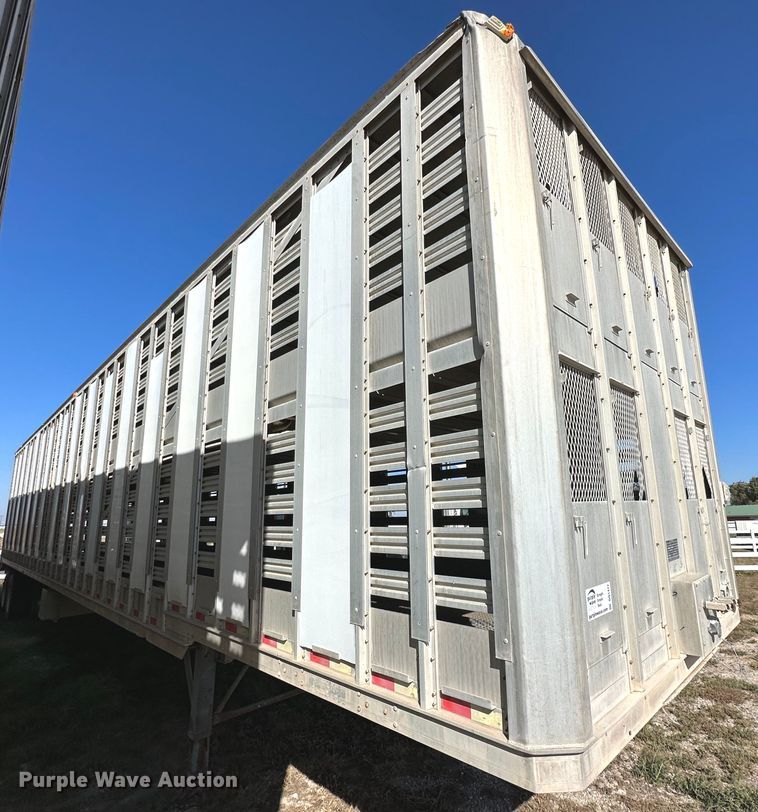 image for item DQ1477 2004 M&W  livestock trailer