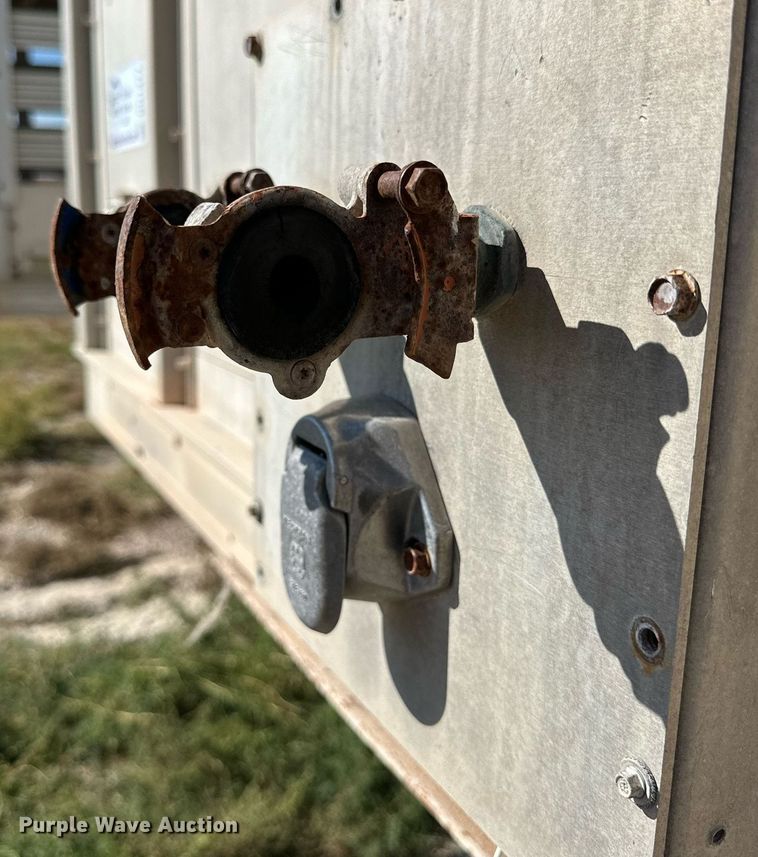 image for item DQ1477 2004 M&W  livestock trailer