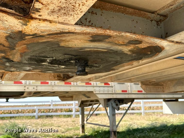 image for item DQ1477 2004 M&W  livestock trailer