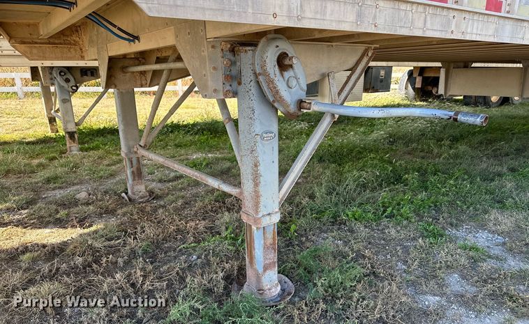 image for item DQ1477 2004 M&W  livestock trailer