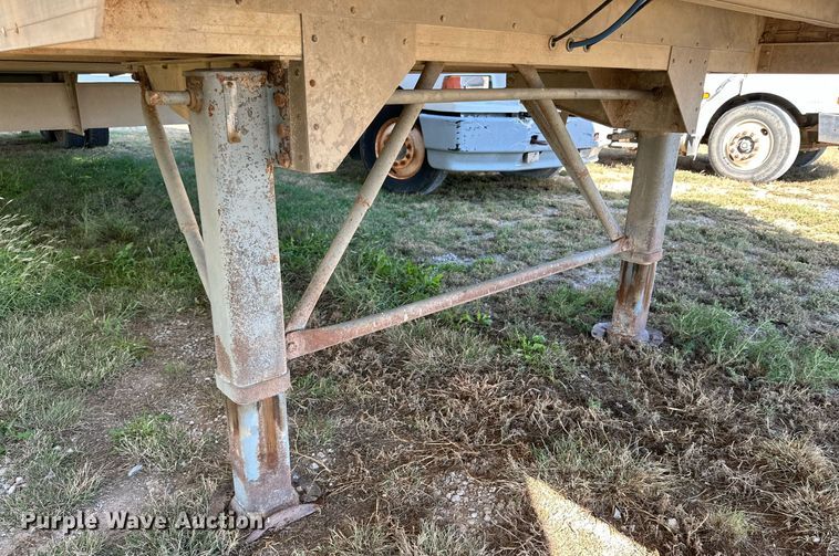 image for item DQ1477 2004 M&W  livestock trailer