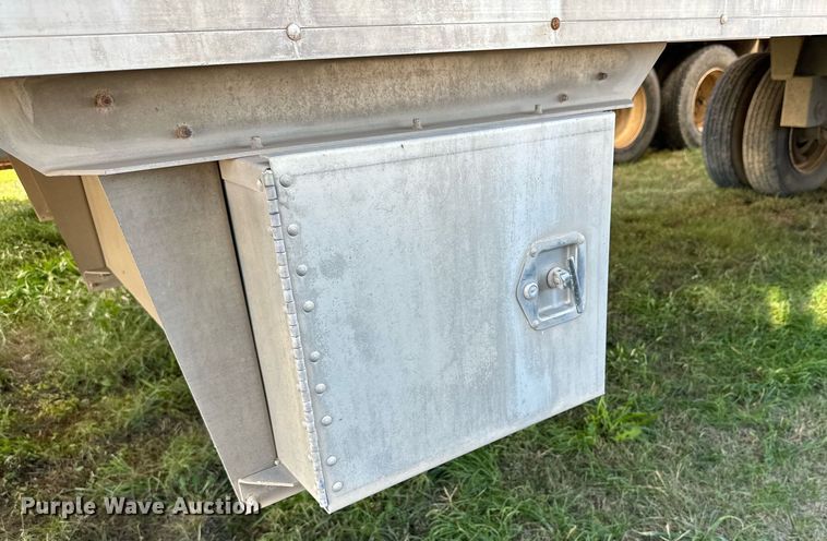 image for item DQ1477 2004 M&W  livestock trailer