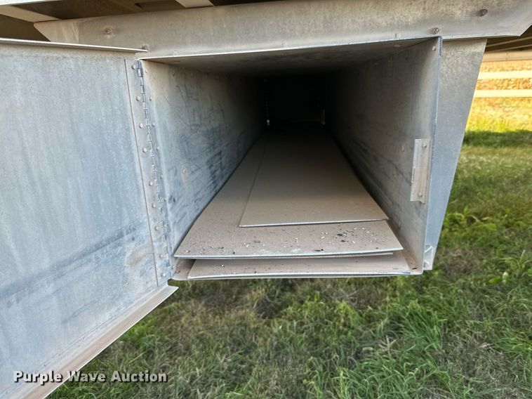 image for item DQ1477 2004 M&W  livestock trailer