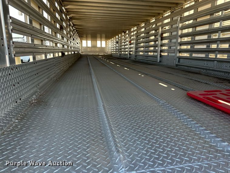 image for item DQ1477 2004 M&W  livestock trailer