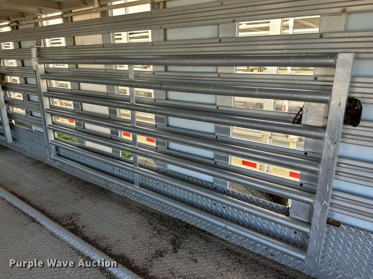 image for item DQ1477 2004 M&W  livestock trailer