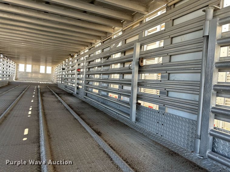 image for item DQ1477 2004 M&W  livestock trailer