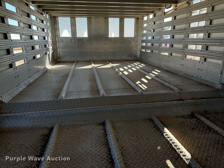 image for item DQ1477 2004 M&W  livestock trailer