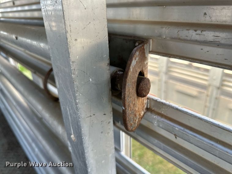 image for item DQ1477 2004 M&W  livestock trailer